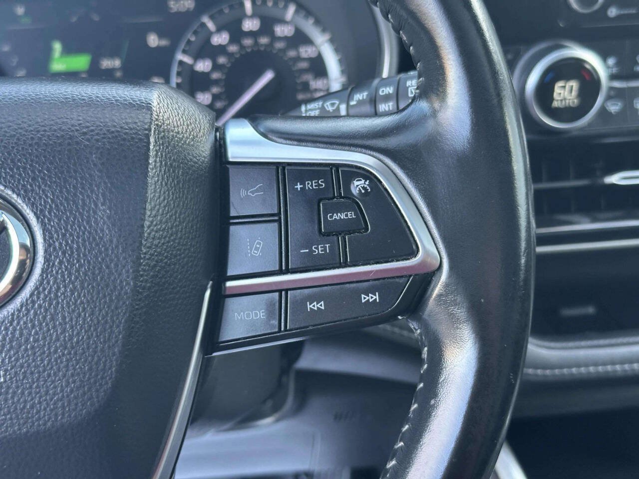 Used 2021 Toyota Highlander XLE AWD/4WD image 30