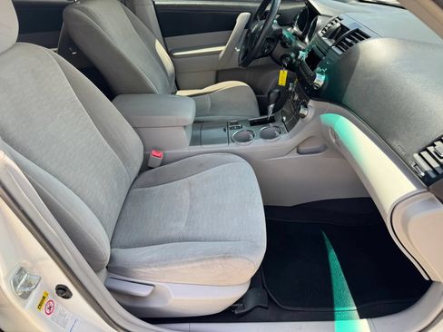 Used 2012 Toyota Highlander FWD w/ Tech Pkg image 23