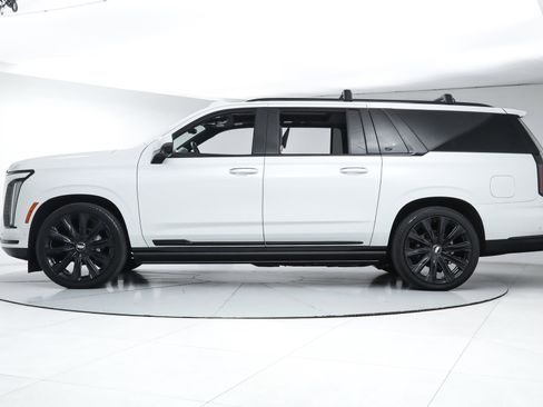 Used 2025 Cadillac Escalade ESV Premium Luxury Platinum image 2
