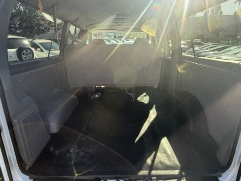 Used 2002 Ford E-150 and Econoline 150 Wagon RWD image 10