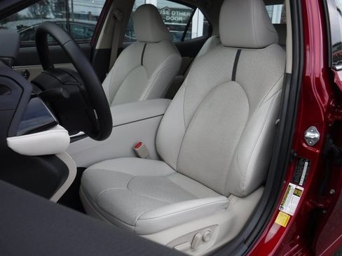 Used 2022 Toyota Camry XLE w/ Navigation Upgrade Package image 21