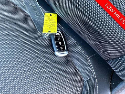 Used 2025 Hyundai Venue Limited FWD image 10