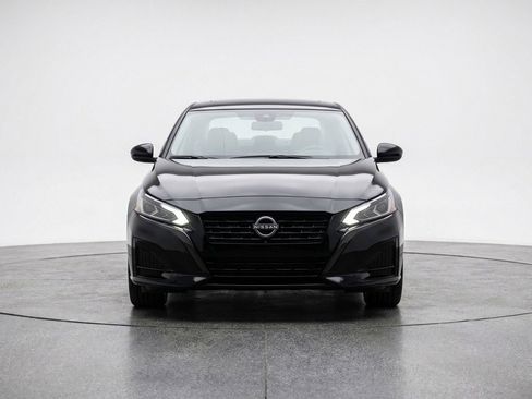 Used 2025 Nissan Altima 2.5 SV image 2