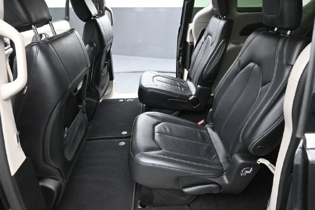 Used 2022 Chrysler Pacifica Touring-L FWD image 15