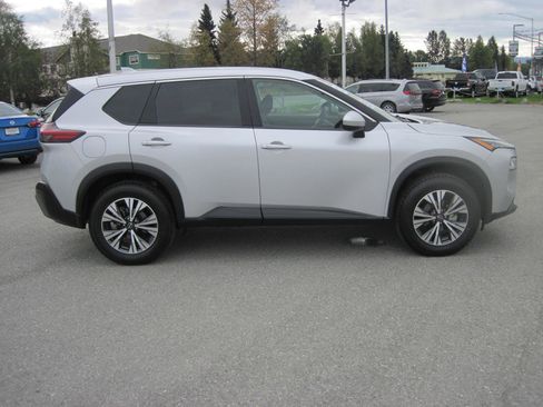 Used 2023 Nissan Rogue SV image 3