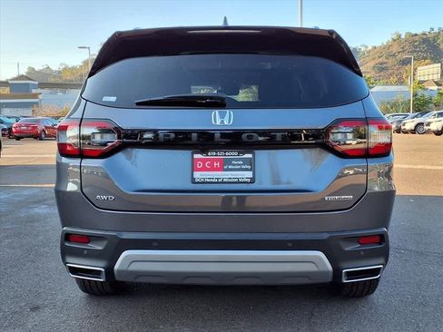 Certified 2025 Honda Pilot Touring image 5