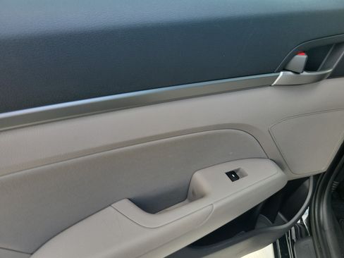Used 2017 Hyundai Elantra SE FWD image 11