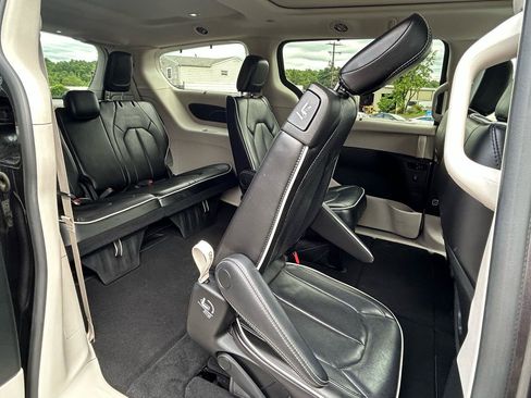 Used 2023 Chrysler Pacifica Limited FWD image 25