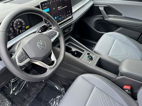 New 2026 Volkswagen Tiguan SE image 9