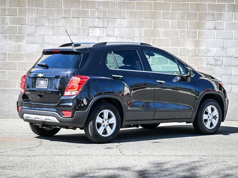 Used 2019 Chevrolet Trax LT w/ LT Convenience Package image 3