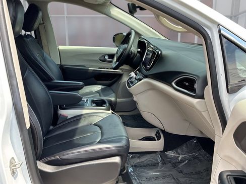 Used 2024 Chrysler Pacifica Touring-L FWD image 10