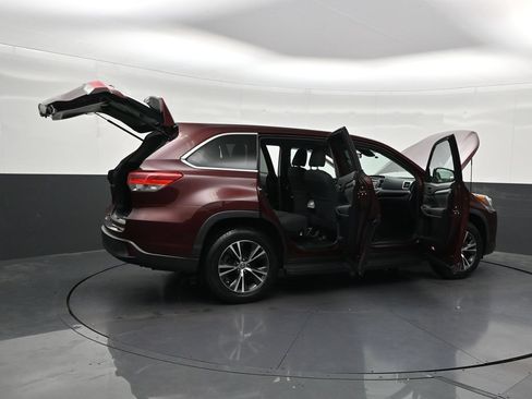 Used 2019 Toyota Highlander LE FWD image 32