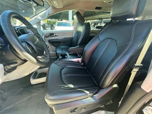 Used 2024 Chrysler Pacifica Touring-L image 23