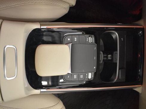 Used 2022 Mercedes-Benz GLB 250 4MATIC image 31