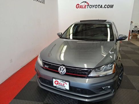Used 2018 Volkswagen Jetta GLI FWD image 3