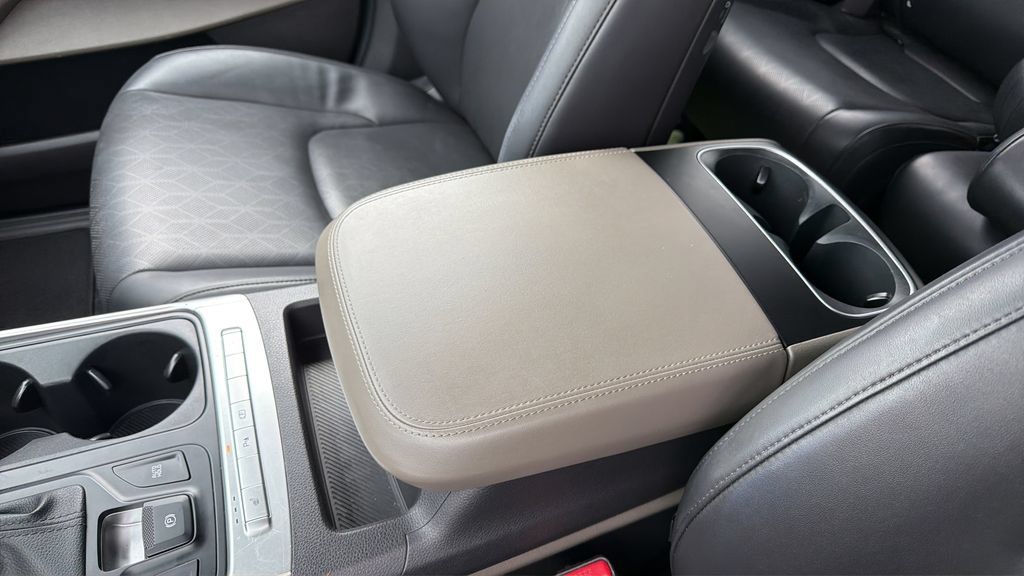 Used 2025 Kia Carnival FWD image 28
