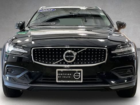 Used 2025 Volvo V60 B5 Cross Country Plus AWD/4WD image 2