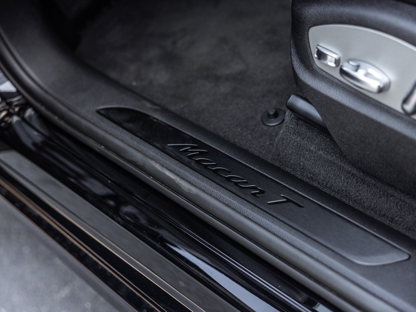 Certified 2026 Porsche Macan Turbo AWD/4WD image 15