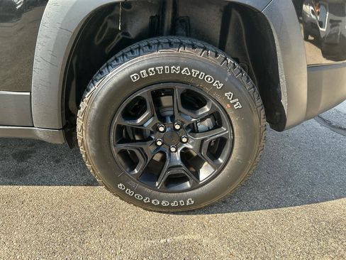 Used 2021 Jeep Cherokee Trailhawk AWD/4WD image 31
