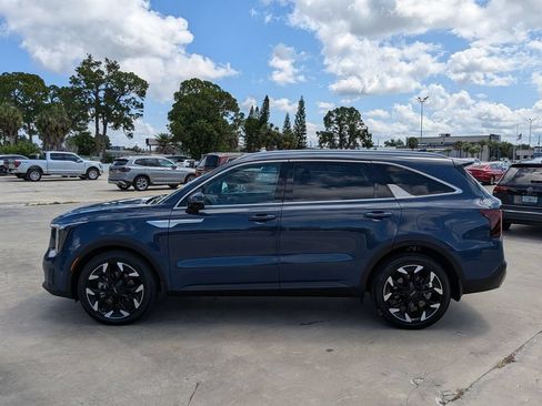 Certified 2025 Kia Sorento EX w/ Panoramic Sunroof Package FWD image 5