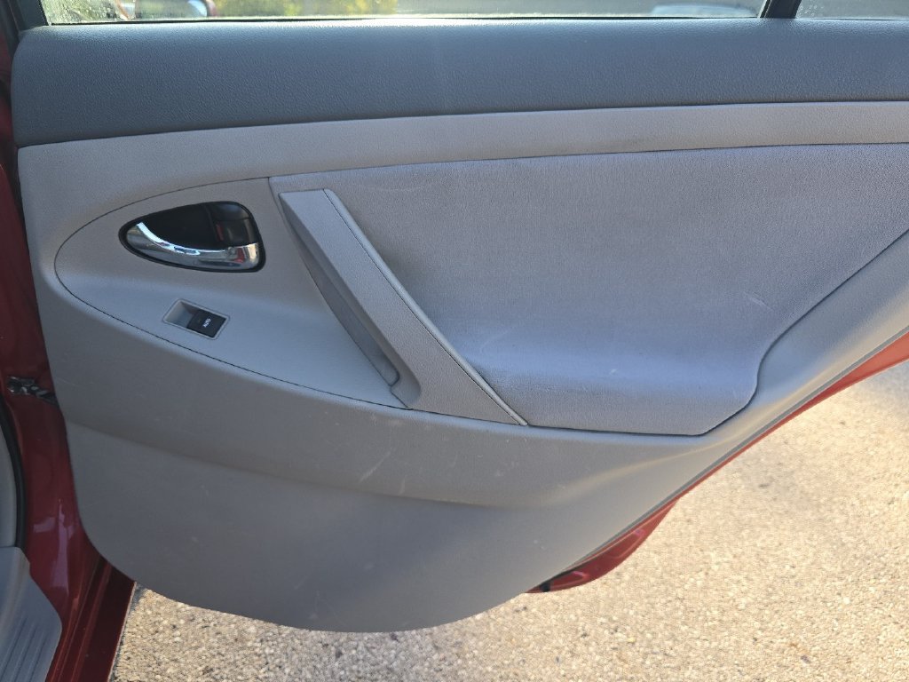 Used 2011 Toyota Camry LE FWD image 17