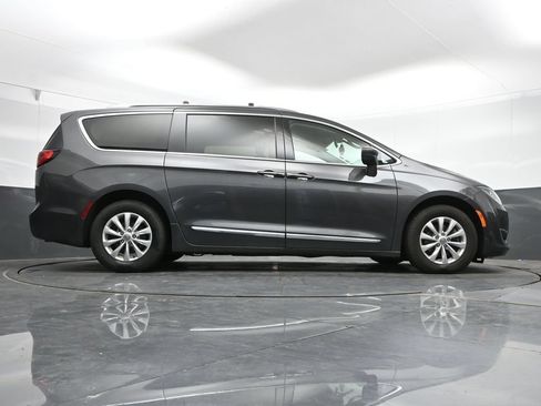 Used 2018 Chrysler Pacifica Touring-L FWD image 23
