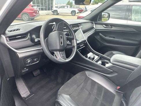 Used 2025 Jeep Grand Cherokee Altitude AWD/4WD image 9