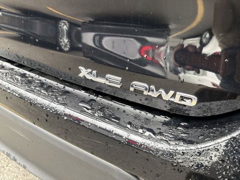 Used 2023 Toyota Highlander XLE AWD/4WD image 8