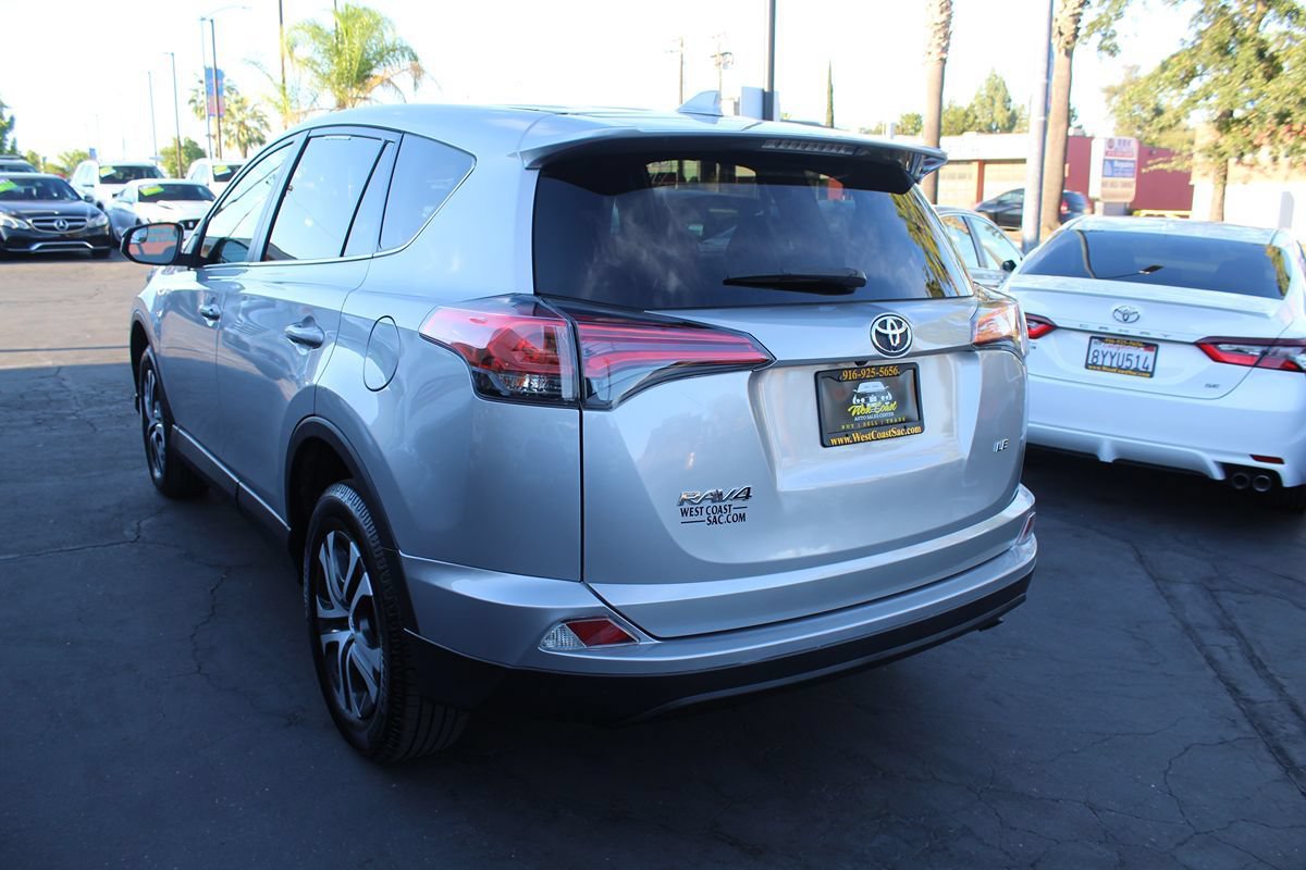 Used 2018 Toyota RAV4 LE FWD image 5