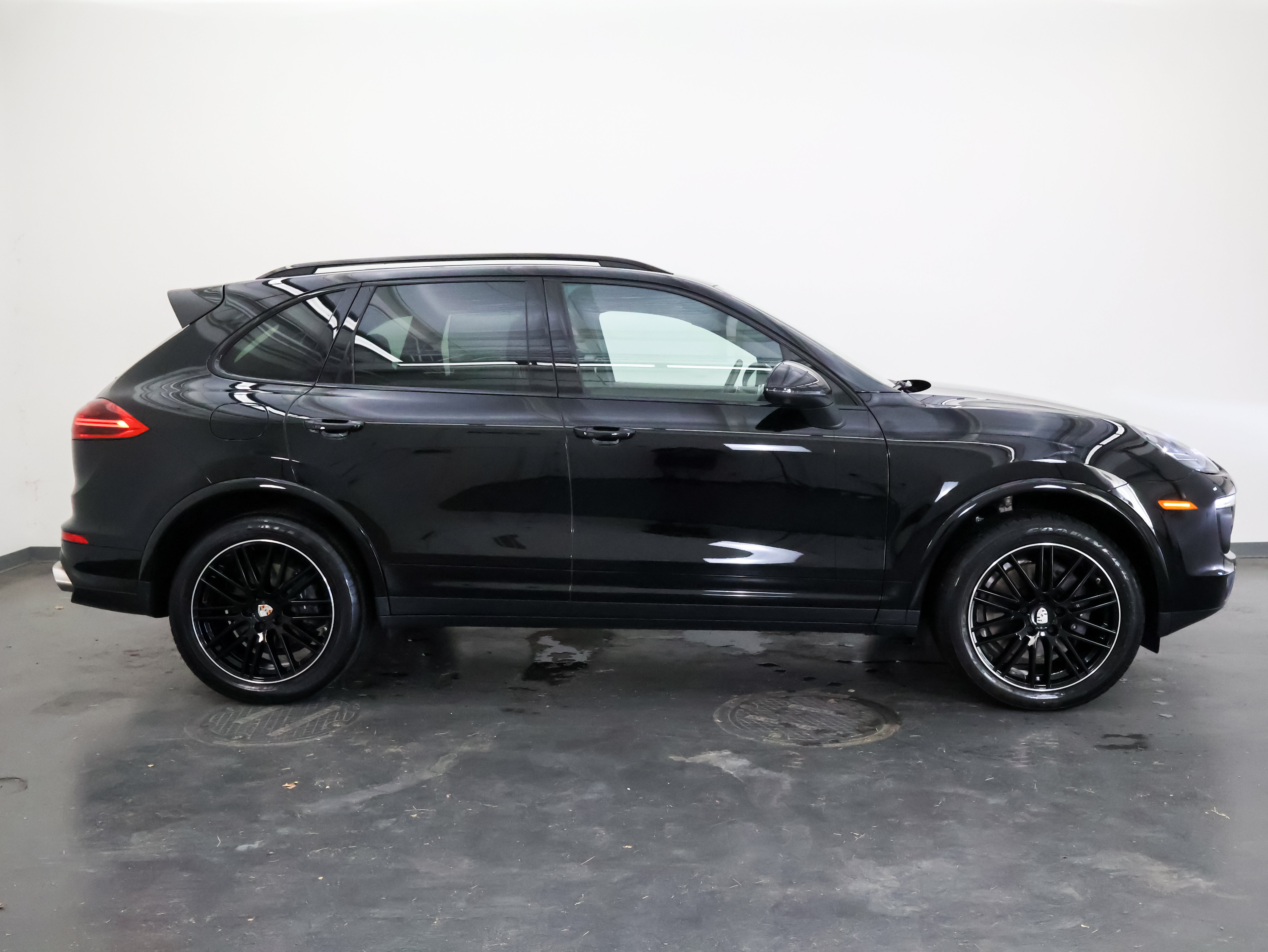 Used 2018 Porsche Cayenne Platinum Edition AWD/4WD image 2