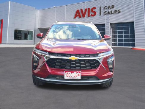 Used 2025 Chevrolet Trax LT w/ LT Convenience Package FWD image 2