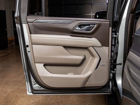 Used 2023 GMC Yukon XL SLT w/ SLT Premium Package image 39