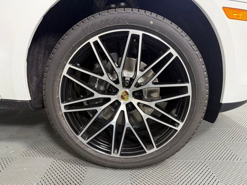 Certified 2025 Porsche Macan Base image 14
