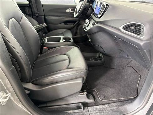 Used 2025 Chrysler Pacifica Select FWD image 13
