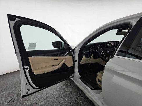 Used 2023 BMW 530e w/ Executive Package image 19