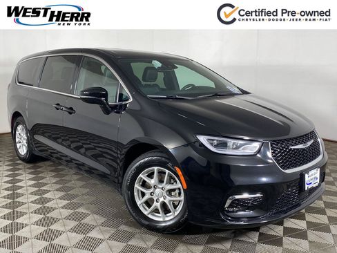 Used 2025 Chrysler Pacifica Select FWD image 1