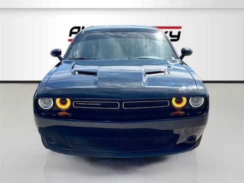 Used 2019 Dodge Challenger SXT image 2