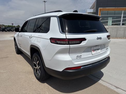 Used 2023 Jeep Grand Cherokee L Limited AWD/4WD image 3