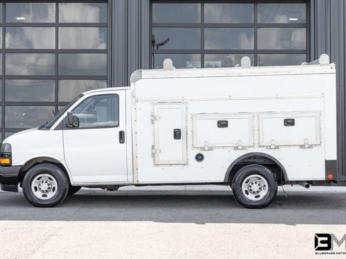 Used 2021 Chevrolet Express 3500 w/ Driver Convenience Package RWD image 4