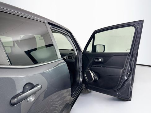 Used 2023 Jeep Renegade Latitude AWD/4WD image 31