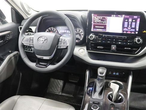 Used 2022 Toyota Highlander Platinum AWD/4WD image 19