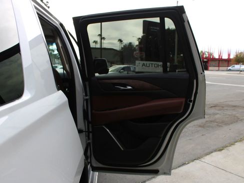 Used 2019 Cadillac Escalade Luxury image 17
