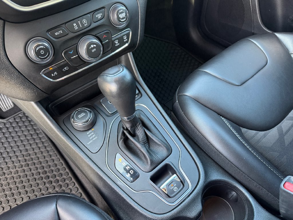 Used 2022 Jeep Cherokee Latitude AWD/4WD image 18