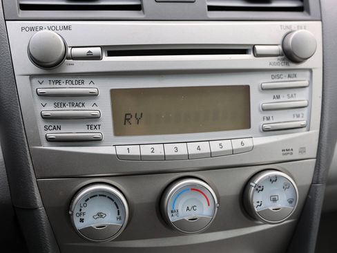 Used 2010 Toyota Camry LE image 24