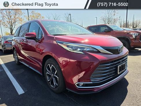 Used 2025 Toyota Sienna Platinum image 3