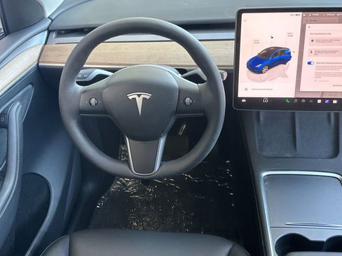 Used 2024 Tesla Model Y Long Range AWD/4WD image 14