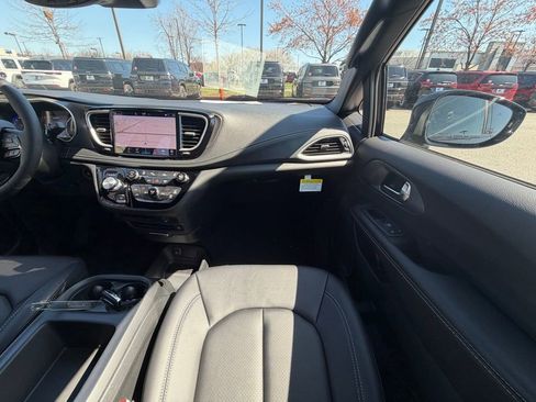 New 2026 Chrysler Pacifica Select image 14