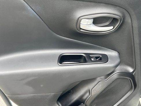 Used 2023 Jeep Renegade Trailhawk image 9