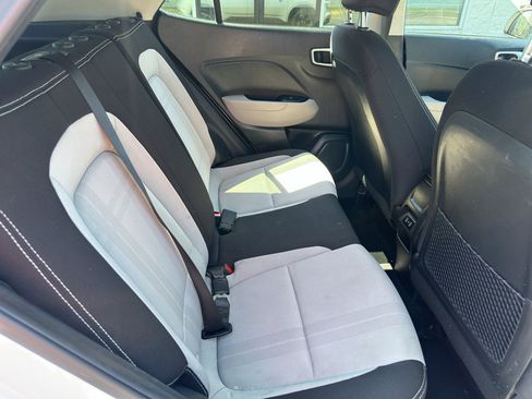 Used 2025 Hyundai Venue SEL image 13
