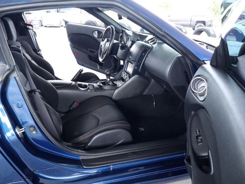 Used 2017 Nissan 370Z Coupe RWD image 29